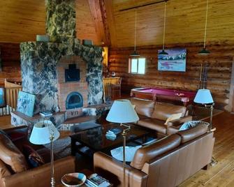 Smithers Driftwood Lodge - Smithers - Living room