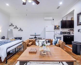 Old Town Rodeo Studio. Free parking. Walk to entertainment and restaurants. - Burleson