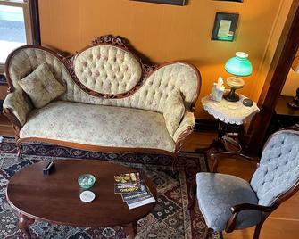 Downtown Bnb King Bed Clawfoot Tub & Hot Tub - Glenwood Springs - Living room