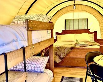 Unique Glamping Pioneer Wagons - Monticello - Ložnice