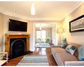 3br House Sleeps 5 Near Town Centre - Dungannon - Living room