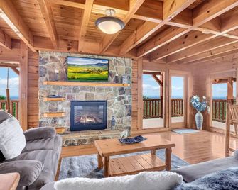 Almost Perfect: Extra Spacious Layout - Brand New Hot Tub - Overlooks Dollywood - Sevierville - Living room