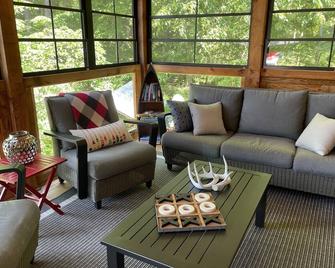 Be Still On the Bay Cottage- Just steps from the Water! - Parry Sound - Huiskamer