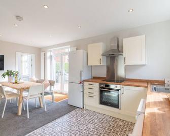 Beautiful 6 Bedroom Holiday Home, Manchester - Cheadle - Kitchen