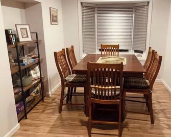 The Maple Leaf Lodge - Roblin - Comedor