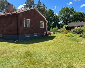 typical Swedish cosy holiday house in Målilla, Småland - Målilla - Edificio