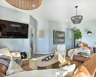 Reeds Spring Condo about 3 Mi to Silver Dollar City! - Reeds Spring - Sala de estar