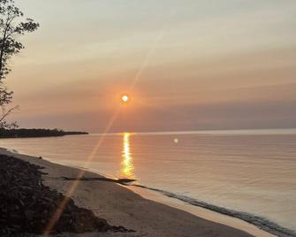 Luxury Scandinavian-Style Lake House Very Near Porcupine Mountains. Brvideo - Ontonagon - Beach