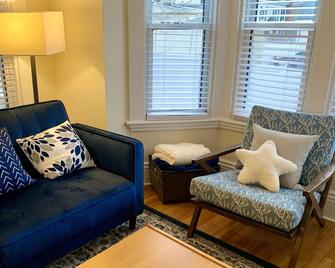 Spacious & Sunny Pet-Friendly Home in an Historic New England Lakeside Town - Wakefield - Living room