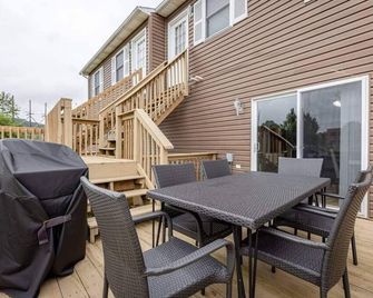 King Master Suite/Cozy townhome, Close to WVU - Morgantown - Patio