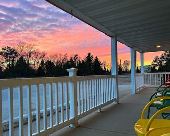 Hillcrest Motel - Rapid River - Balcony