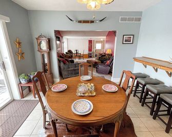 Ranch House- peaceful prairie escape - Colby - Essbereich