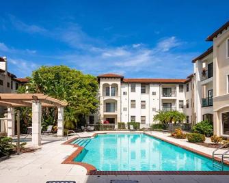 Minimum1 month, 2 Bed, 1 bath resort style +pools ,for Desney/ Orlando - Orlando - Pool