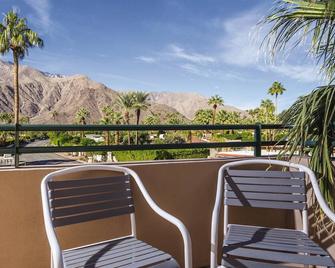 Beautiful Resort In The Heart Of It All! - Palm Springs - Balcón