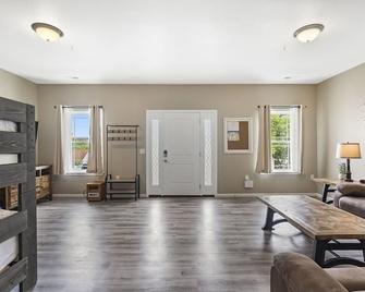 Downtown Branson & Branson Landing Short Walk Away! Free Tickets-Private Hot Tub! - Branson - Living room