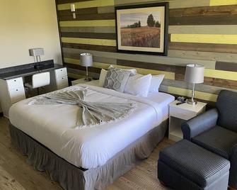 Breath Taking view of the Lake In This Cozy Newly Remolded Room With Kitchenette - Davenport - Bedroom