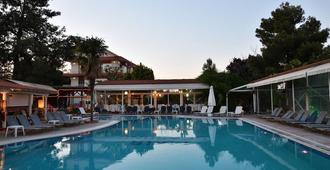 Four Seasons Hotel - Selanik - Havuz