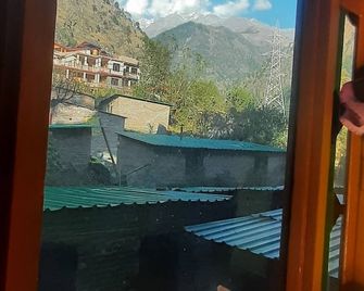 Divine Connection Guest House Kasol- Pet Friendly - Kasol - Balcón