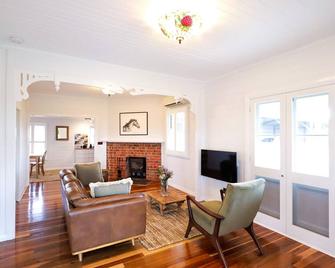 Spring View Cottage - Tenterfield - Living room