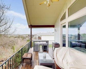 Immaculate Hill Country home with furnished deck, fireplace & ping-pong table - Lakeway - Balkon