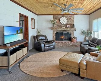 Pet Friendly Lake House Close to Raccoon Lake - Greencastle - Sala de estar