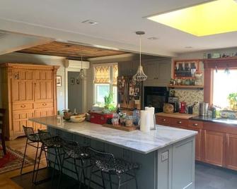 Spacious house minutes from Harvard Square. - Belmont - Kitchen