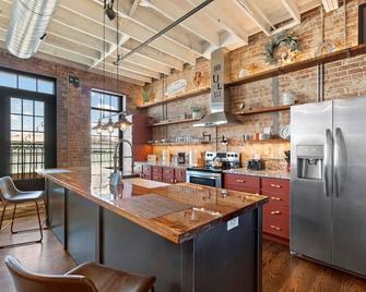 Downtown Urban Loft above Restaurant #3 - Perryville - Kitchen