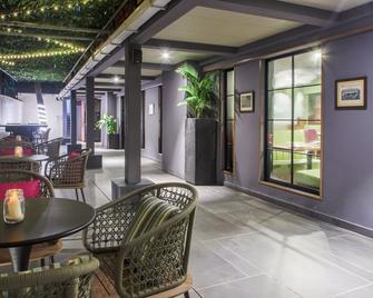 تي 24 ريترو - مومباي - شرفة مرصوفة