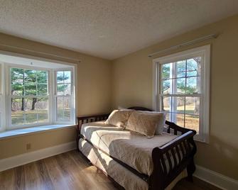 Spacious and private home. Located 2 miles from the Creation Museum. Sleeps 14. - Petersburg - Living room