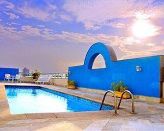 Intervale Othon Travel - ساو خوسيه دوس كامبوس - حوض السباحة