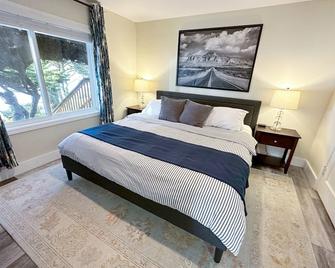 Ocean Front, The Gate House B at Oregon House, Stairs to the Beach! - Yachats - Bedroom