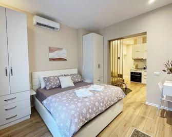 AJ Apartments 2: Hidden Gem in the Heart of Tirana - Tirana - Bedroom