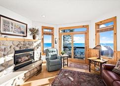Boutique Luxury On Lake Superior! Stunning Viewssunrise\/Moonwavesromantic - Beaver Bay - Living room