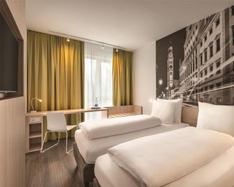 Super 8 by Wyndham Augsburg - Augsburg - Bedroom