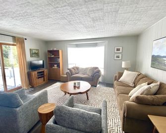 Centrally located spacious cottage just steps from beach and downtown! - Bayfield - Living room