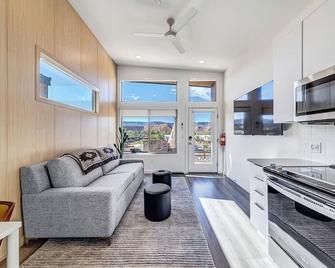 Zion Retreat: Brand New Tiny Home w/ King Bed, Full Kitchen & Kids Loft #1 - Virgin - Sala de estar