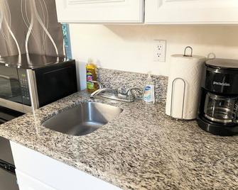 Amazing Studio (Private Entrance & Free Parking) - Alhambra - Kitchen