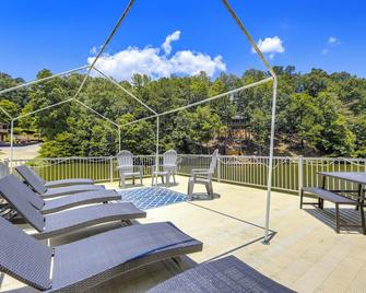 'gabbi's Getaway' - Little Tallapoosa River Cabin - Wedowee - Balcony