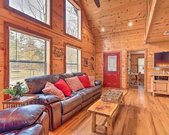 Hot Tub: 'Little Bear's Pond' Broken Bow Cabin - Broken Bow - Huiskamer