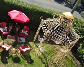 Peaceful spacious 2 BR suite 2 blocks to ocean 3 min. drive to downtown Victoria - فيكتوريا - شرفة مرصوفة