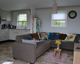 Chalet Zonnebloem for 6 people, lots of privacy in a quiet park - Serooskerke, Walcheren - Sala de estar