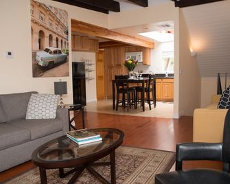 Walking Distance from Five Star Resturants!! - Santa Monica - Living room