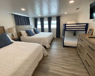 Waterfront Beauty With Private Fishing Pond!! 4 Bedrooms 3 Full Baths!! - Graham - Ložnice