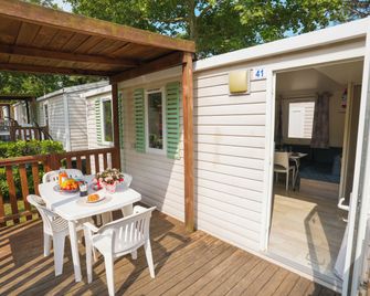 Happy Camp Mobile Homes in Camping Cisano San Vito - Bardolino - Binnenhof