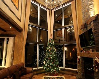 Incredible Luxury Waterfront Cottage on Lake Huron near Tobermory, Ontario - Tobermory - Lobby