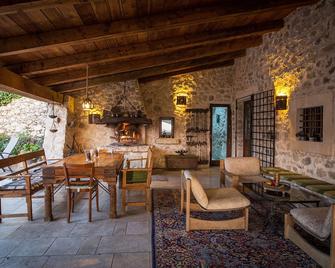 The Castelluccio The Small Ancient Castle In The Abruzzo National Park - Gioia dei Marsi - Patio