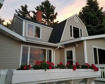Lake Michigan Beachfront, 6 Bdrm, 2.5 Bth, Outdr Hot Tub, 500' from Portage Lake - Onekama - Edificio