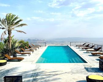 The View - Al Hamra - Piscina