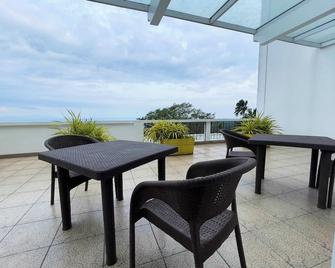 Tagaytay Hotel Sixb - Tagaytay - Balkon