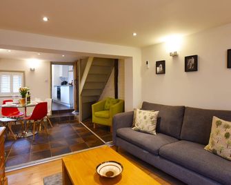 Fireman's Cottage - Canterbury - Living room